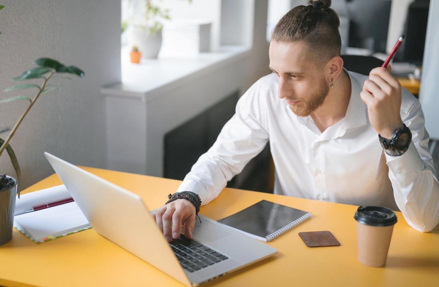 Moderne Lernumgebung mit individuellen Arbeitsplätzen